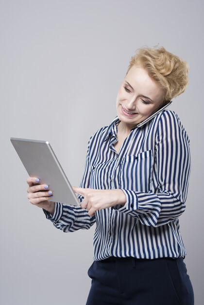 数码平板电脑使用移动设备的女人现代金发沉默