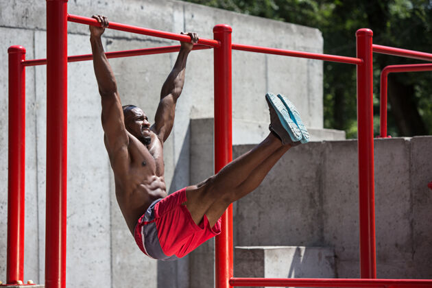 锻炼健身运动员在体育场做运动非洲力量训练