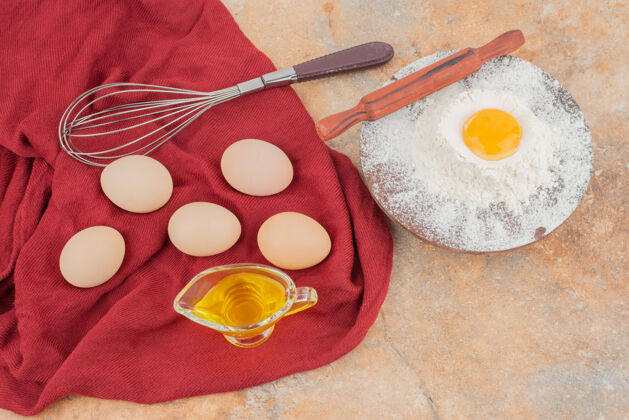 木头蛋黄 面粉和油的白鸡蛋盘子打蛋器面粉