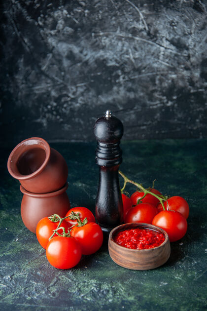 瓶子前视图番茄酱上有红色番茄 深色番茄表面有红色调味料 胡椒盐视图颜色容器