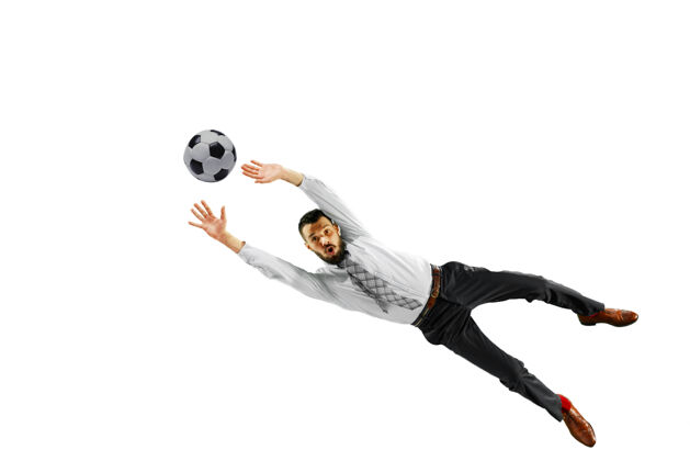 办公室一个年轻商人在白墙上踢足球的全长镜头商人商业优雅