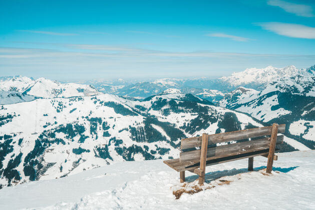 风景在奥地利萨尔巴赫腹地滑雪区美丽的雪山景色山冰山峰