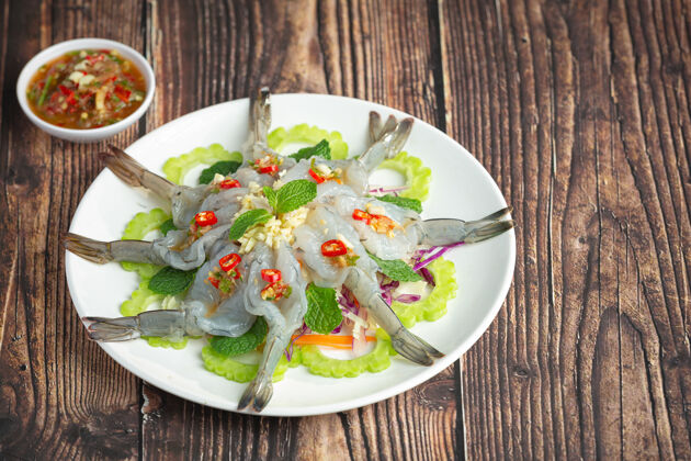 美味泰国菜；辣鱼露虾配料亚洲虾