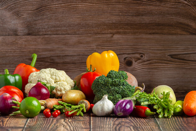 健康木桌上的健康蔬菜世界十月土豆