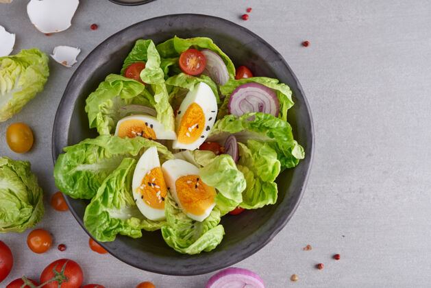 餐桌饮食菜单健康的新鲜蔬菜沙拉西红柿 鸡蛋 洋葱健康的膳食概念蔬菜美味沙拉