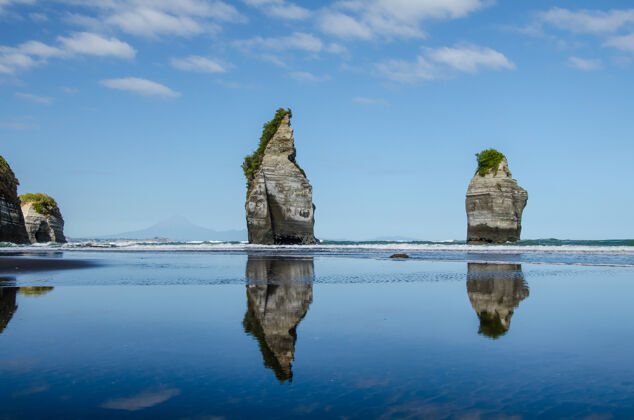 天空迷人的镜头美丽的三姐妹岩石形成在新西兰风景海岸度假