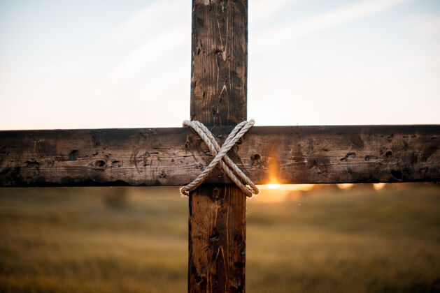 复活一个手工制作的木制十字架特写镜头上帝神圣神圣