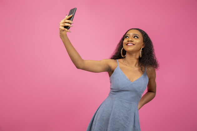 科技一个美女自拍的特写镜头在社交媒体上分享自拍电话微笑