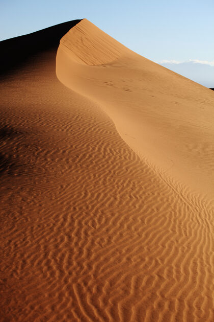 沙漠垂直拍摄的沙丘在西江 中国沙丘干燥沙滩