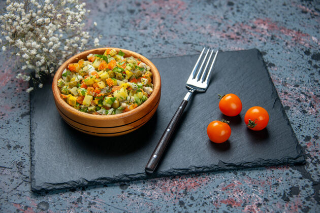 前面前视图煮蔬菜沙拉与叉子蓝色背景午餐蔬菜健康