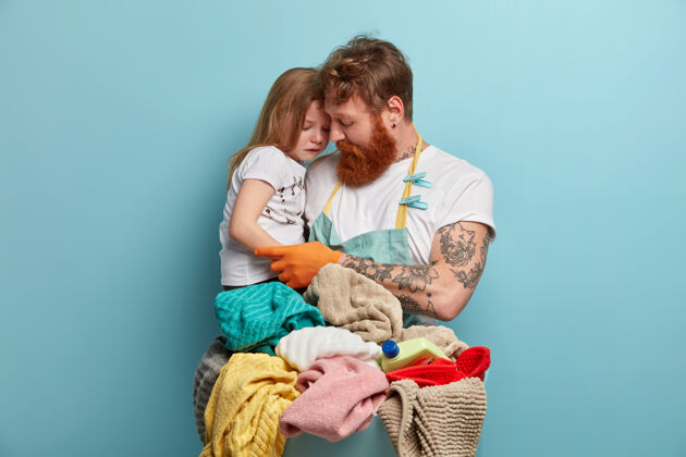 洗爸爸和女儿准备要洗的衣服呜呜清洁纹身