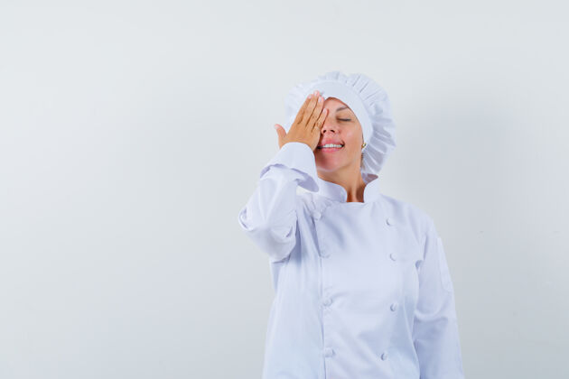 学生一位身穿白色制服的女厨师手挽着手 看上去很平静女士时尚可爱