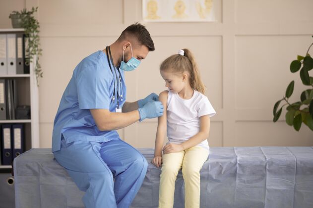 危险年轻医生给小女孩打疫苗疫苗病毒医药