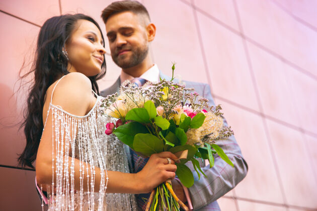 花束高加索浪漫的年轻夫妇在城市庆祝他们的婚姻城市女人丈夫