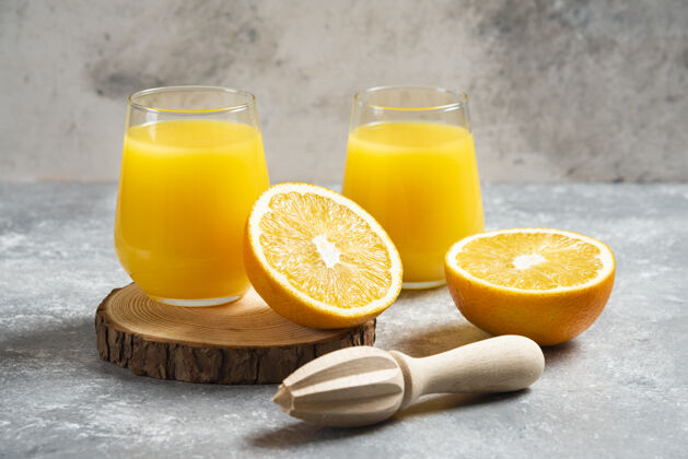 新鲜一杯橙汁和一把木铰刀甜味生的成熟