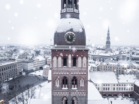 建筑在一场大雪中 里加古城的鸟瞰图令人惊叹老城区市区城市