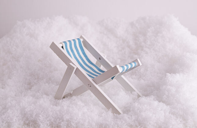 冰一个小玩具在雪地里晒太阳的特写镜头条纹寒冷冬天