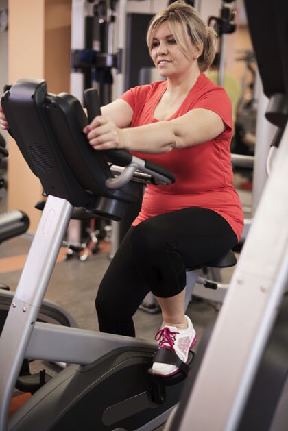 活动喜欢有氧运动的女人锻炼女性健康的生活方式