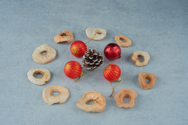可食用健康干果与松果和圣诞球高品质的照片健康饼干吃