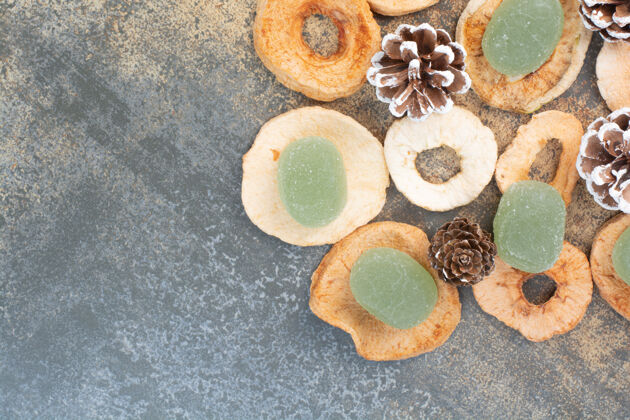 松果绿色果酱与干果和松果在大理石背景高品质的照片水果糖果食物