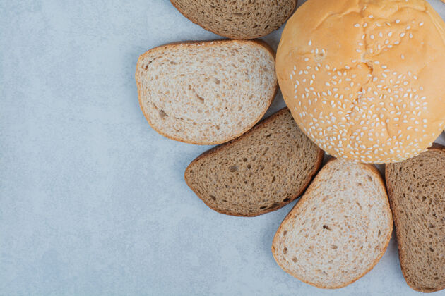黑麦蓝色背景芝麻面包片和小面包高品质照片小麦烘焙什锦