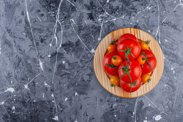 新鲜在大理石表面放上樱桃和红色西红柿的木盘蔬菜成熟番茄
