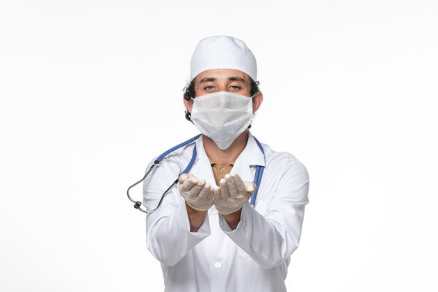 套装正面图：男医生穿着医疗服 戴着口罩 防止白墙病毒溅起冠状病毒大流行大流行防护专业
