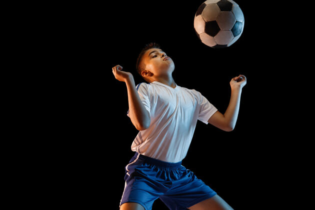 踢踢足球的小男孩年轻游戏动作