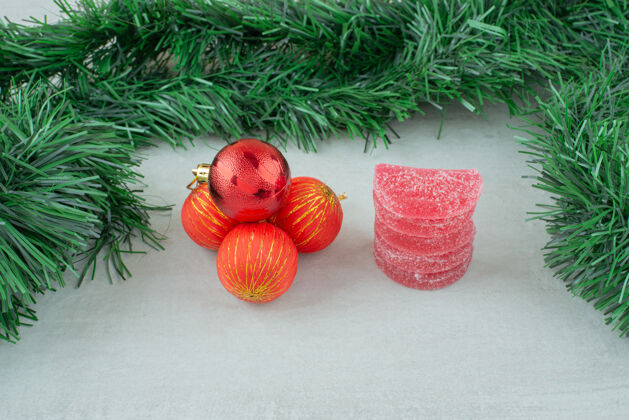 球红糖果酱与红色圣诞球大理石背景高品质的照片好吃吃红色