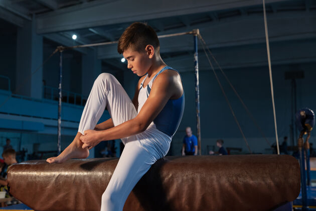 自信少男体操运动员在健身房训练 灵活好动天赋健身运动装