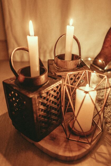 金属垂直拍摄燃烧的蜡烛与美丽的烛台设计优雅展示蜡烛