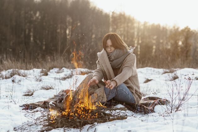 冬天冬天在篝火旁取暖的人表情休闲人