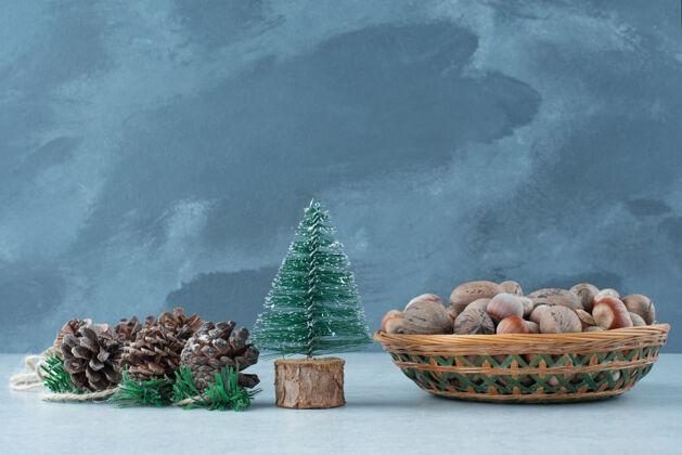 好吃圣诞树与坚果篮大理石背景高品质的照片大理石好吃五颜六色