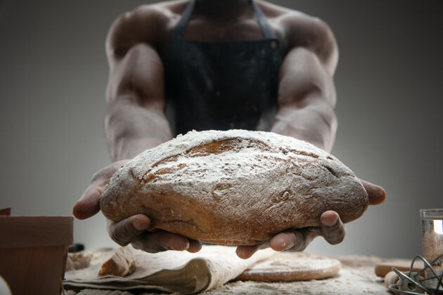 手美国黑人男子特写在木桌上烹调新鲜的谷类食品 面包 麸皮好吃 营养 工艺制品非洲组合健康
