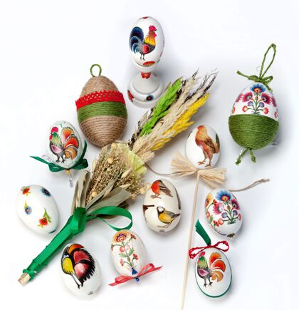 颜色波兰复活节彩蛋和装饰植物的高角度拍摄糖果鸡蛋惊喜
