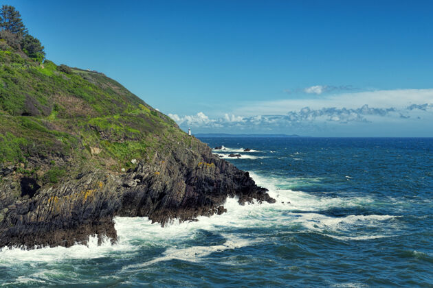 风景蓝海边的岩层自然海岸海洋