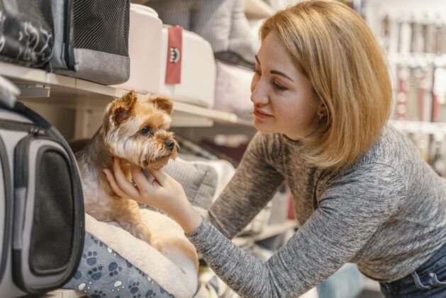 可爱在宠物店牵着一只可爱小狗的女人商店血统室内