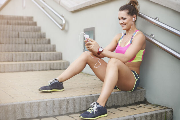 运动年轻女子户外运动短信和我回来慢跑女人疲劳人体