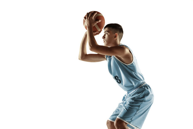 运动员一个年轻的篮球运动员与一个球在空白处孤立的全长肖像运动员街球动作