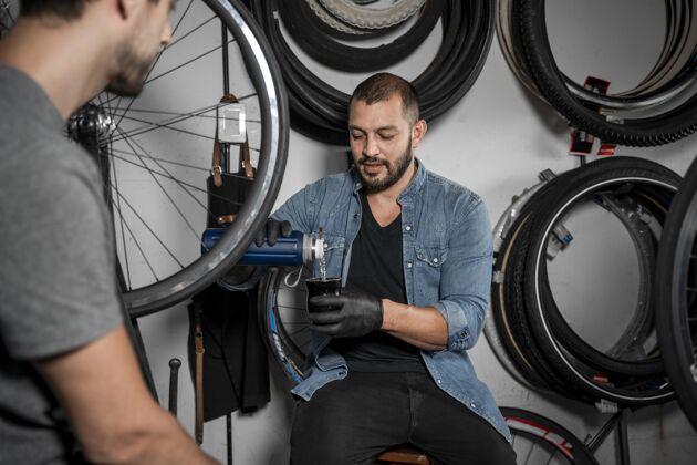 工作区车间里的人在创造自行车工匠特写自行车