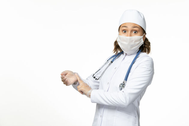 病毒正面图年轻女医生因白色表面有冠状病毒带防护面具专业医院护士