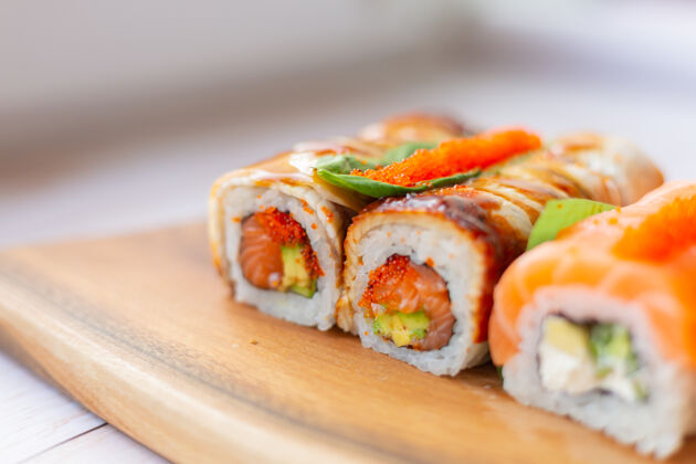 吃三文鱼鳗鱼寿司套餐切片美味寿司卷