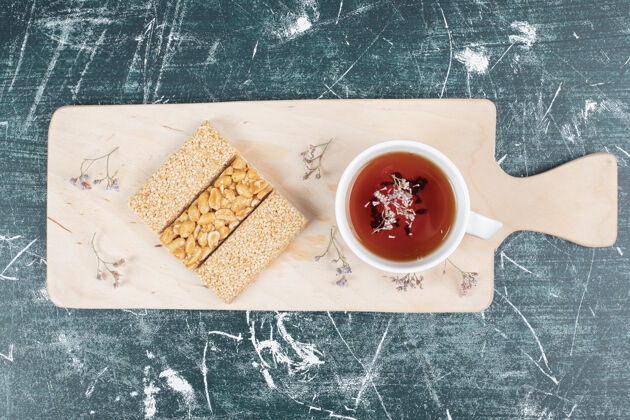 小吃易碎的糖果和一杯茶在木板上高品质的照片食物甜点釉料