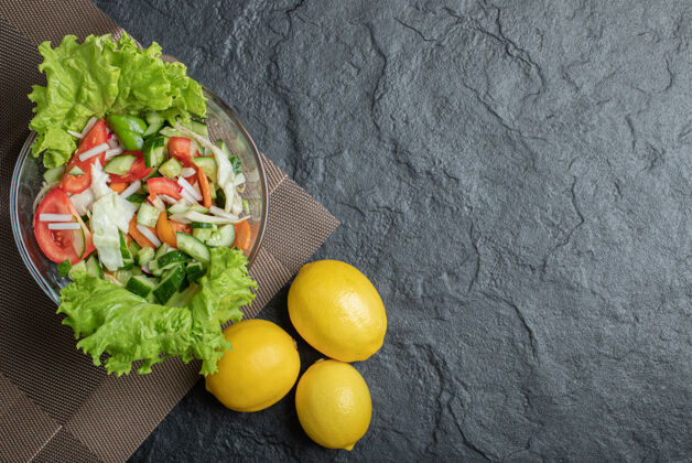 配料健康素食沙拉照片 黑色背景高品质照片黄瓜菜肴有机