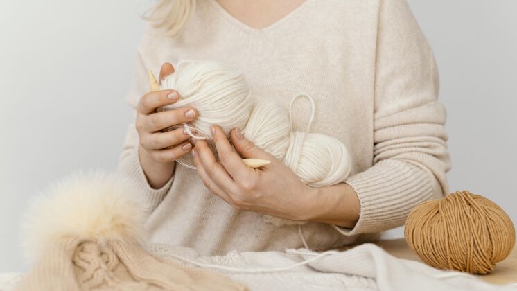 工艺握紧针织纱线的手爱好生活方式质地