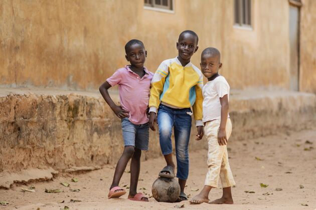 非洲有球的孩子们摆姿势全镜头孩子乡村