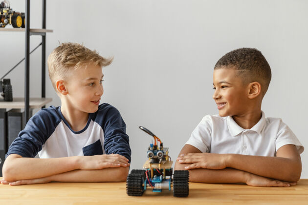 机器人双臂交叉的孩子们做了机器人建筑工具男孩房子