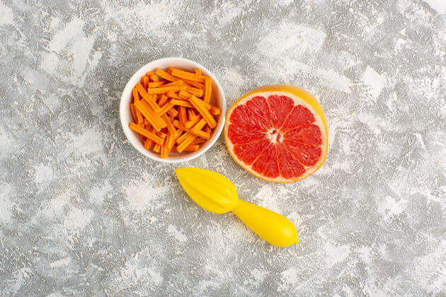 饼干白色书桌上的橙汁葡萄柚俯视图甜味柑橘健康