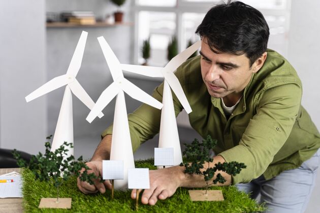 人正面图的人在一个生态友好的风力发电项目与风力涡轮机技术专家环保工程师