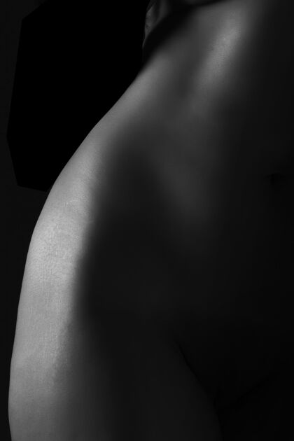 年轻灰阶特写镜头一个裸女的腰上的黑色内衣身材形状
